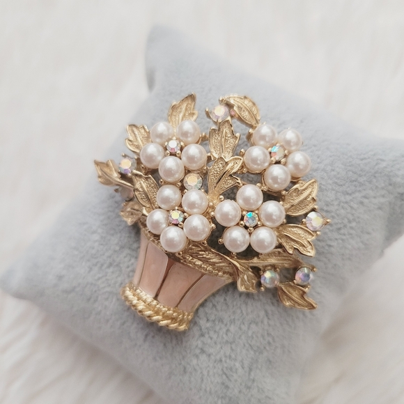 Vintage Trifari Pin Brooch - Picture 6 of 13